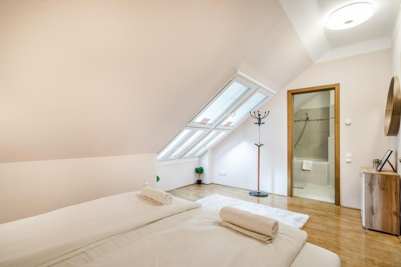 Bpr Timber Loft Home With Balcony Budapest Exterior photo